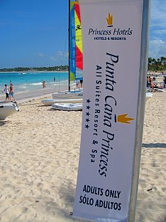 Der feinsandige Strand am Princess Resort in Punta Cana