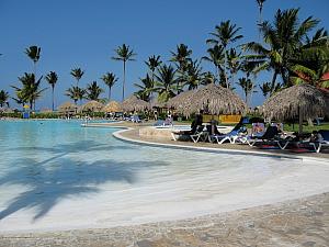 Poolanlage und Swim-Up-Bar im Princess Resort