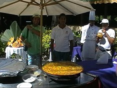 Paella-Party am Pool