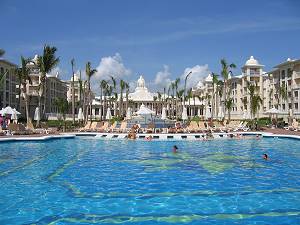 Blick vom Pool auf das Hauptgebäude des RIU Palace Punta Cana