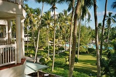 Blick vom Balkon auf die Garten- und Poolanlage des RIU Palace Macao