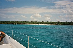 Blick vom Katamaran auf die Insel Saona